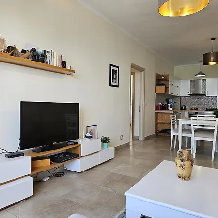 Stylish 2-bedroom In Apartment *